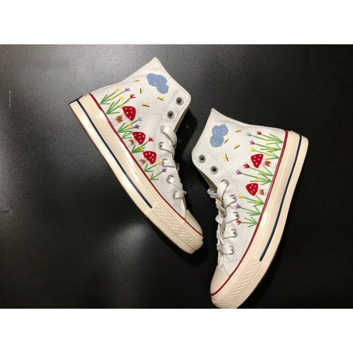 Renkli Çiçek Desenli Özel Nakışlı Beyaz Sneaker Renkli Çiçek Desenli Özel Nakışlı Beyaz Sneaker