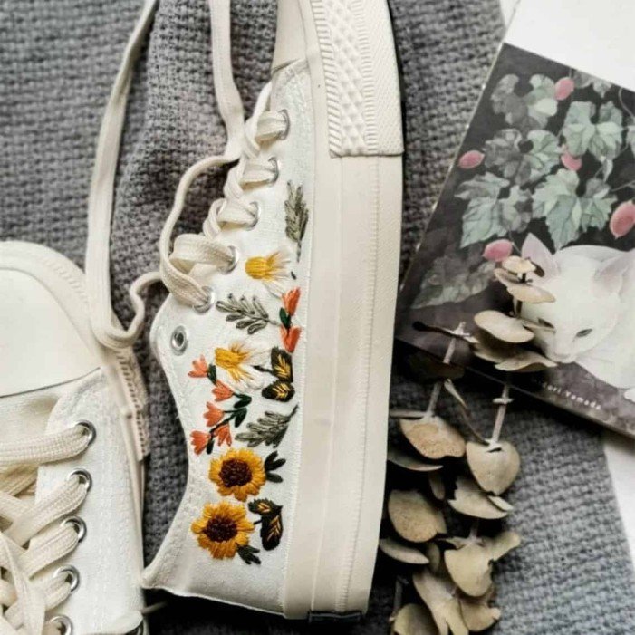 Renkli Çiçek Desenli Özel Nakışlı Beyaz Sneaker Renkli Çiçek Desenli Özel Nakışlı Beyaz Sneaker