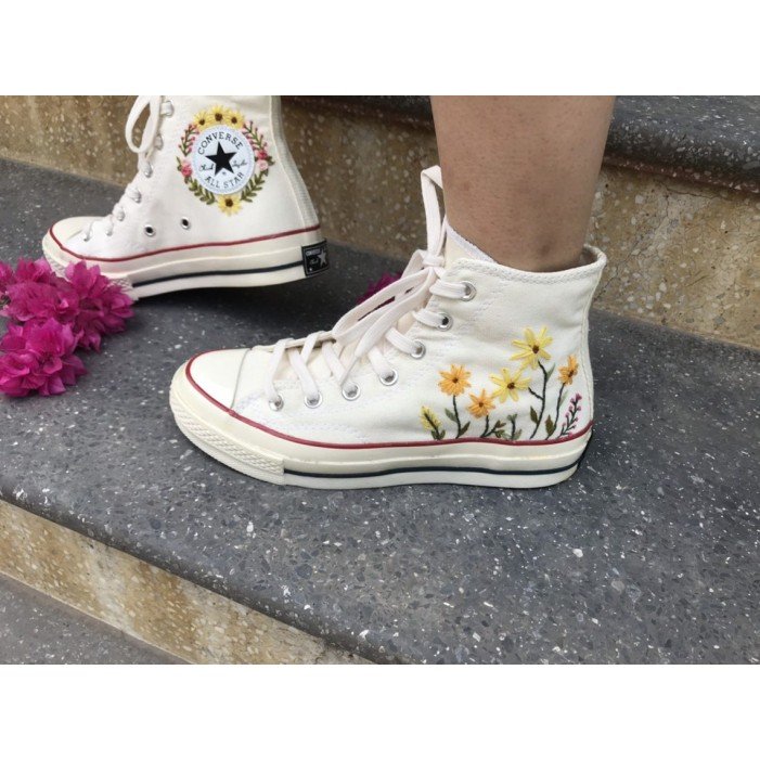 Renkli Çiçek Desenli Özel Nakışlı Beyaz Sneaker Renkli Çiçek Desenli Özel Nakışlı Beyaz Sneaker