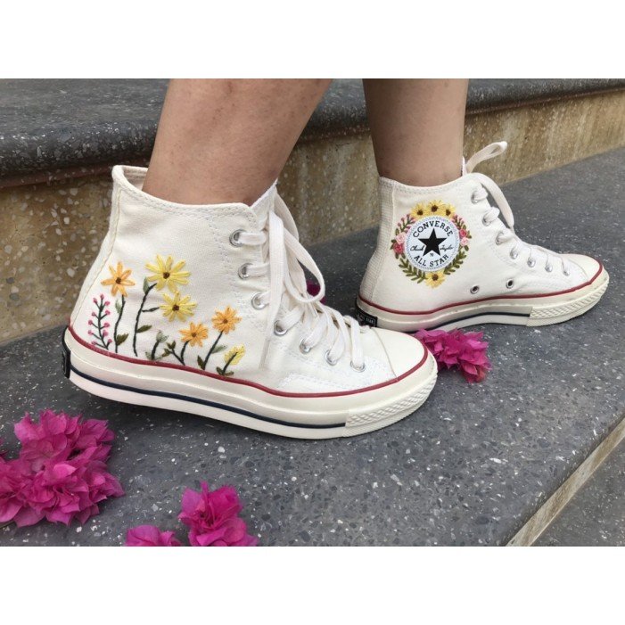 Renkli Çiçek Desenli Özel Nakışlı Beyaz Sneaker Renkli Çiçek Desenli Özel Nakışlı Beyaz Sneaker