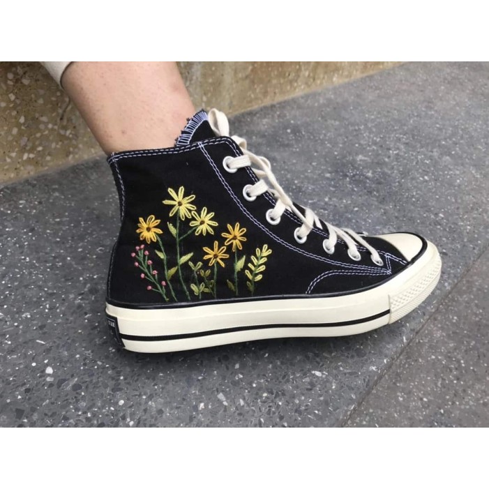 Renkli Çiçek Desenli Özel Nakışlı Siyah Sneaker Renkli Çiçek Desenli Özel Nakışlı Siyah Sneaker