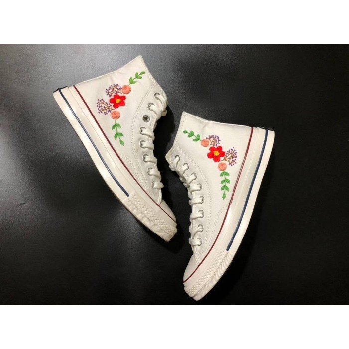 Renkli Çiçek Desenli Özel Nakışlı Beyaz Sneaker Renkli Çiçek Desenli Özel Nakışlı Beyaz Sneaker