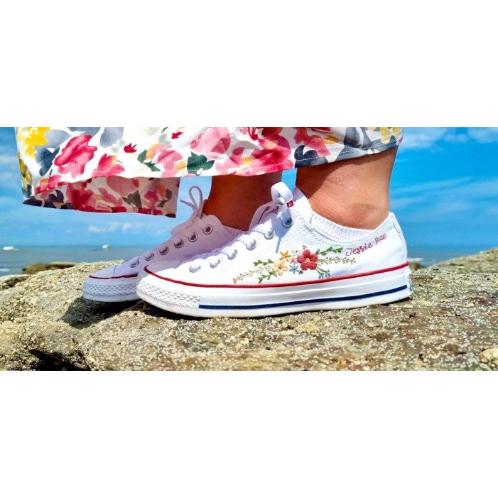 Renkli Çiçek Desenli Özel Nakışlı Beyaz Sneaker Renkli Çiçek Desenli Özel Nakışlı Beyaz Sneaker