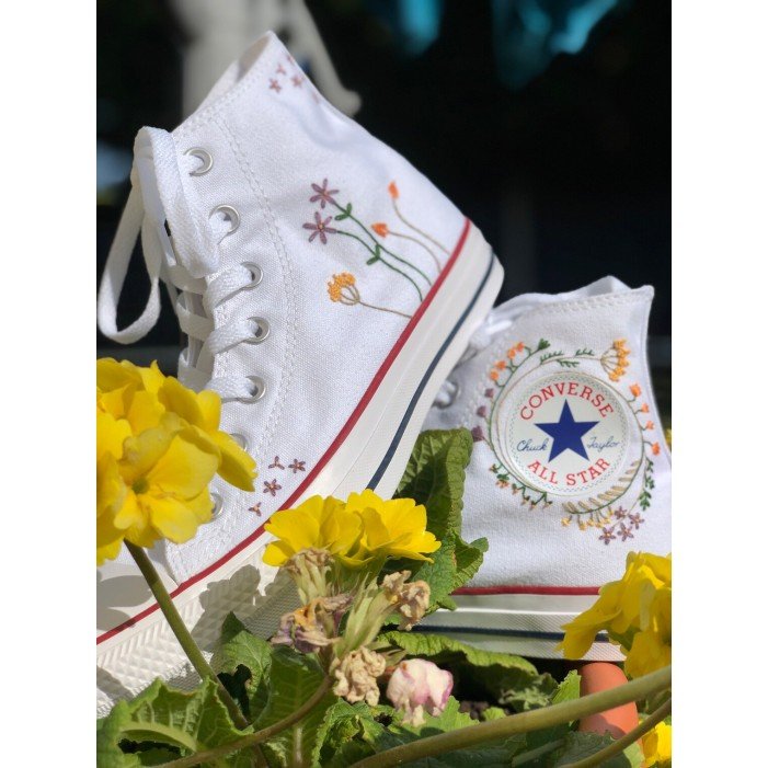 Renkli Çiçek Desenli Özel Nakışlı Beyaz Sneaker Renkli Çiçek Desenli Özel Nakışlı Beyaz Sneaker