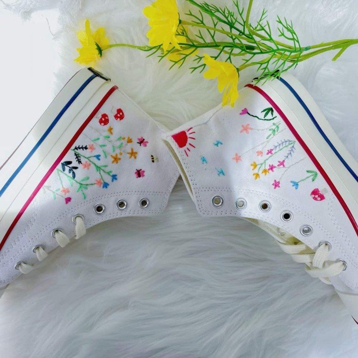 Renkli Çiçek Desenli Özel Nakışlı Beyaz Sneaker Renkli Çiçek Desenli Özel Nakışlı Beyaz Sneaker