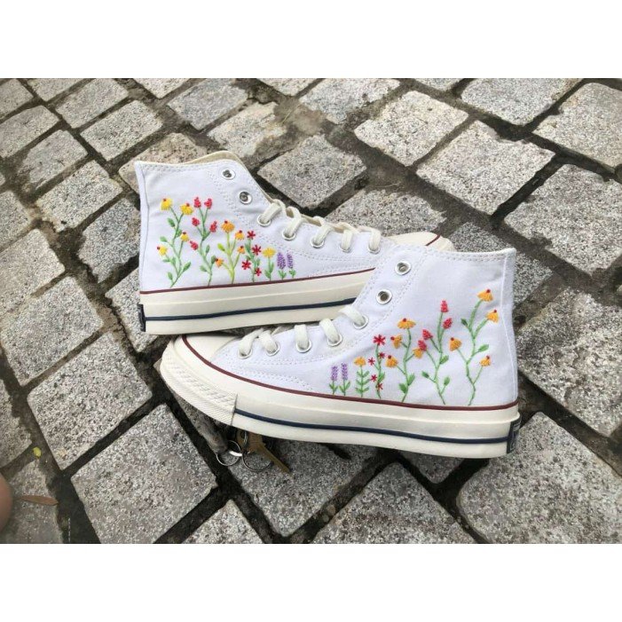Renkli Çiçek Desenli Özel Nakışlı Beyaz Sneaker Renkli Çiçek Desenli Özel Nakışlı Beyaz Sneaker