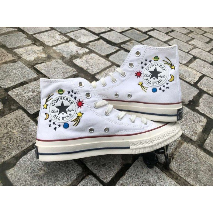 Renkli Çiçek Desenli Özel Nakışlı Beyaz Sneaker Renkli Çiçek Desenli Özel Nakışlı Beyaz Sneaker