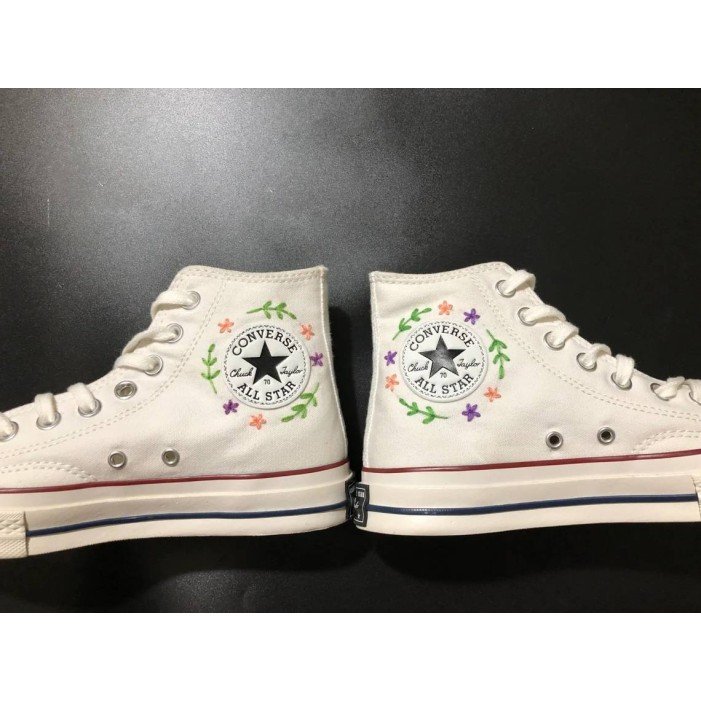 Renkli Çiçek Desenli Özel Nakışlı Beyaz Sneaker Renkli Çiçek Desenli Özel Nakışlı Beyaz Sneaker
