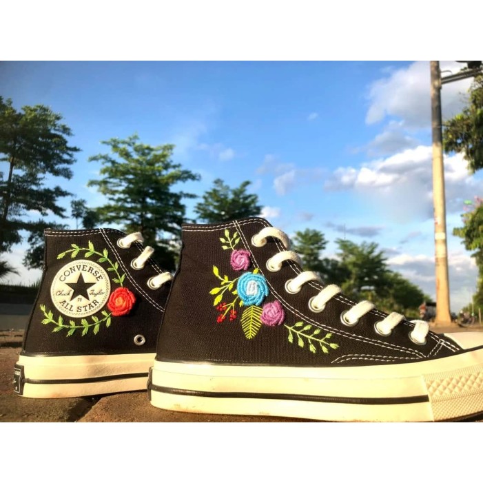 Renkli Çiçek Desenli Özel Nakışlı Siyah Sneaker Renkli Çiçek Desenli Özel Nakışlı Siyah Sneaker