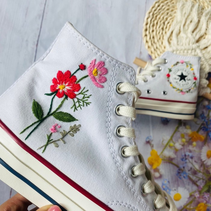 Renkli Çiçek Desenli Özel Nakışlı Beyaz Sneaker Renkli Çiçek Desenli Özel Nakışlı Beyaz Sneaker
