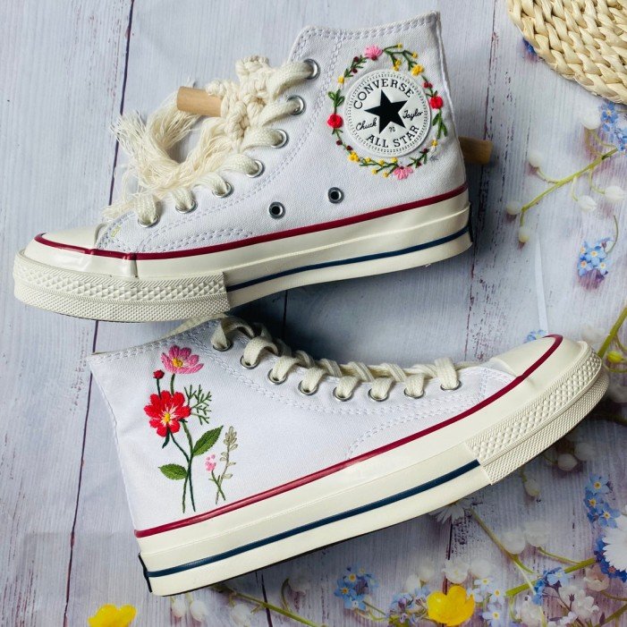 Renkli Çiçek Desenli Özel Nakışlı Beyaz Sneaker Renkli Çiçek Desenli Özel Nakışlı Beyaz Sneaker
