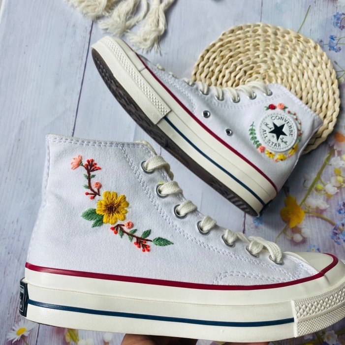 Renkli Çiçek Desenli Özel Nakışlı Beyaz Sneaker Renkli Çiçek Desenli Özel Nakışlı Beyaz Sneaker