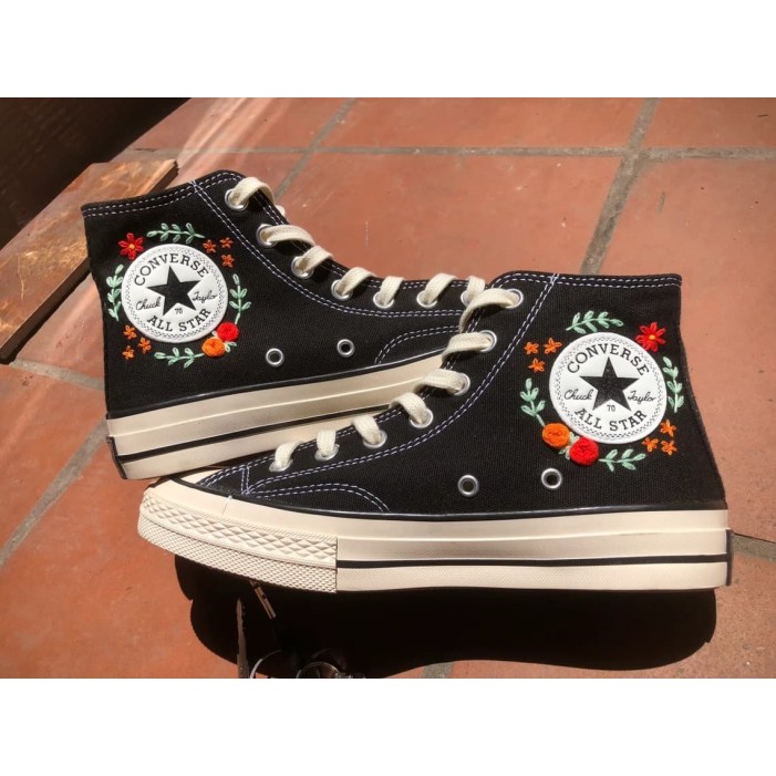 Renkli Çiçek Desenli Özel Nakışlı Siyah Sneaker Renkli Çiçek Desenli Özel Nakışlı Siyah Sneaker