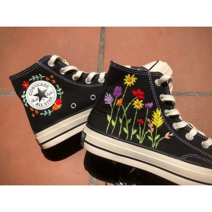 Renkli Çiçek Desenli Özel Nakışlı Siyah Sneaker Renkli Çiçek Desenli Özel Nakışlı Siyah Sneaker