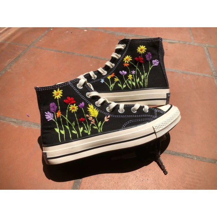 Renkli Çiçek Desenli Özel Nakışlı Siyah Sneaker Renkli Çiçek Desenli Özel Nakışlı Siyah Sneaker