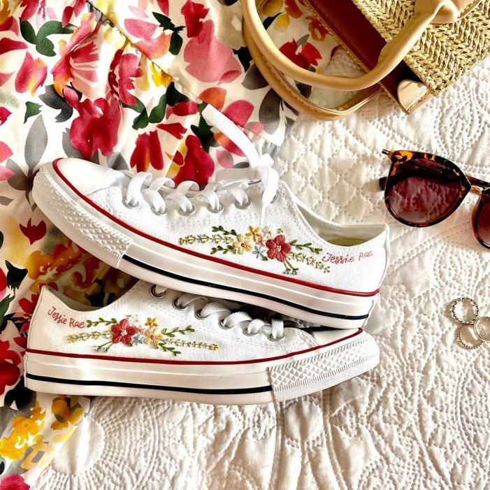 Renkli Çiçek Desenli Özel Nakışlı Beyaz Sneaker Renkli Çiçek Desenli Özel Nakışlı Beyaz Sneaker