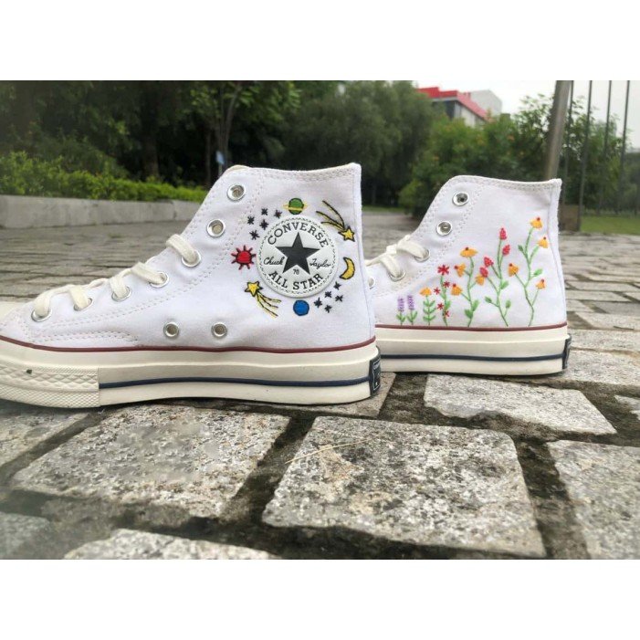 Renkli Çiçek Desenli Özel Nakışlı Beyaz Sneaker Renkli Çiçek Desenli Özel Nakışlı Beyaz Sneaker