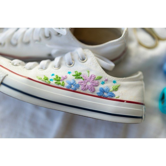 Renkli Çiçek Desenli Özel Nakışlı Beyaz Sneaker Renkli Çiçek Desenli Özel Nakışlı Beyaz Sneaker