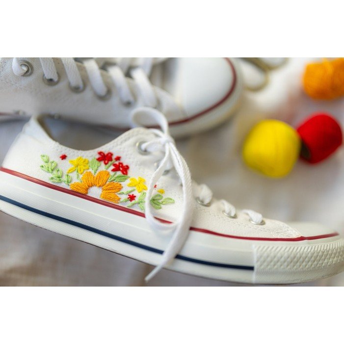 Renkli Çiçek Desenli Özel Nakışlı Beyaz Sneaker Renkli Çiçek Desenli Özel Nakışlı Beyaz Sneaker