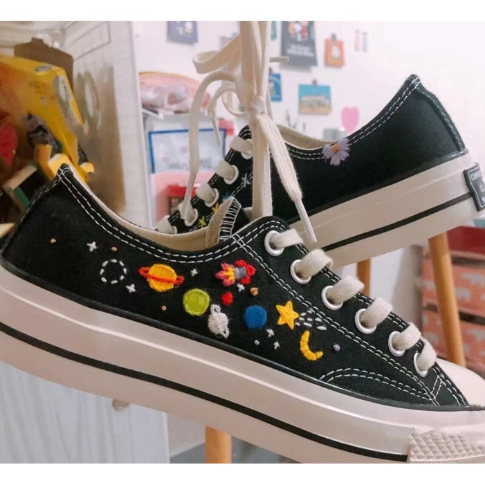 Renkli Çiçek Desenli Özel Nakışlı Siyah Sneaker Renkli Çiçek Desenli Özel Nakışlı Siyah Sneaker