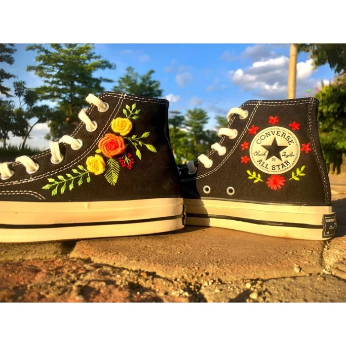 Renkli Çiçek Desenli Özel Nakışlı Siyah Sneaker Renkli Çiçek Desenli Özel Nakışlı Siyah Sneaker