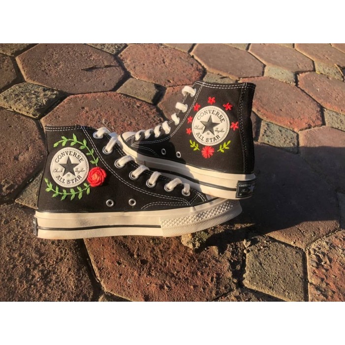 Renkli Çiçek Desenli Özel Nakışlı Siyah Sneaker Renkli Çiçek Desenli Özel Nakışlı Siyah Sneaker