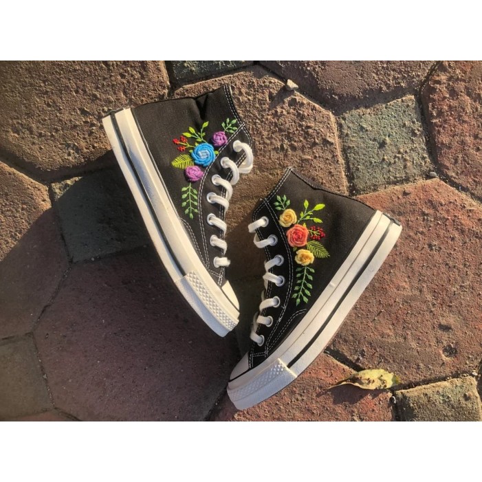 Renkli Çiçek Desenli Özel Nakışlı Siyah Sneaker Renkli Çiçek Desenli Özel Nakışlı Siyah Sneaker