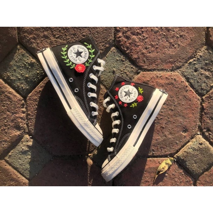 Renkli Çiçek Desenli Özel Nakışlı Siyah Sneaker Renkli Çiçek Desenli Özel Nakışlı Siyah Sneaker