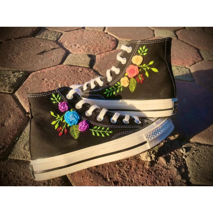 Renkli Çiçek Desenli Özel Nakışlı Siyah Sneaker Renkli Çiçek Desenli Özel Nakışlı Siyah Sneaker