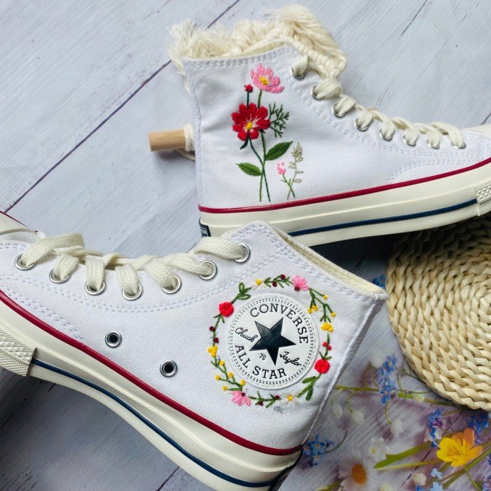 Renkli Çiçek Desenli Özel Nakışlı Beyaz Sneaker Renkli Çiçek Desenli Özel Nakışlı Beyaz Sneaker