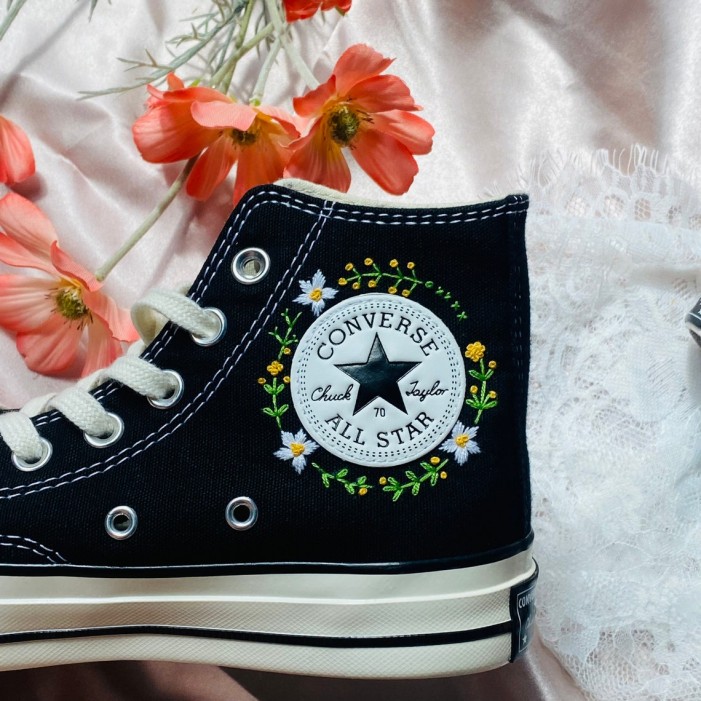 Renkli Çiçek Desenli Özel Nakışlı Siyah Sneaker Renkli Çiçek Desenli Özel Nakışlı Siyah Sneaker
