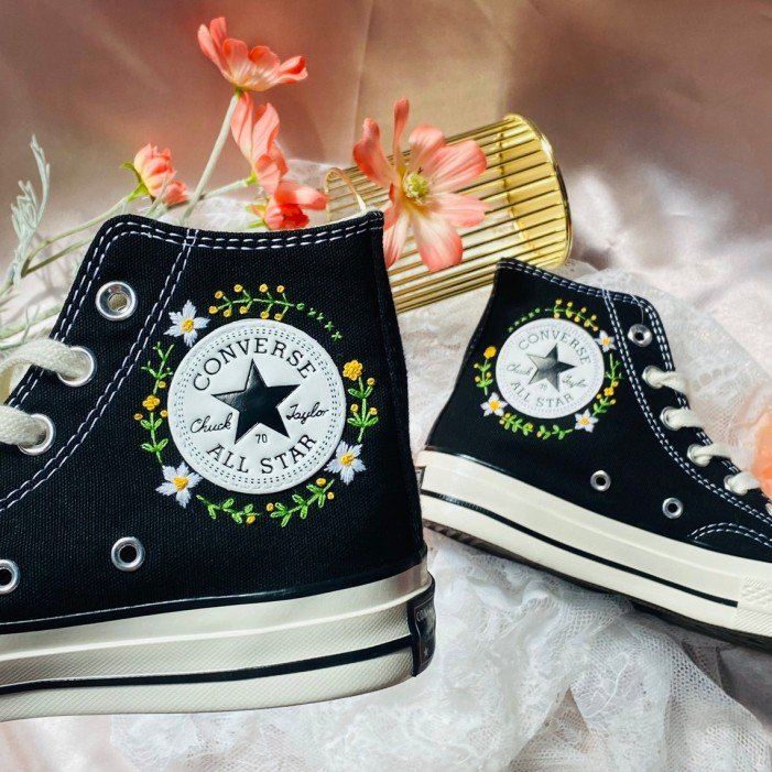Renkli Çiçek Desenli Özel Nakışlı Siyah Sneaker Renkli Çiçek Desenli Özel Nakışlı Siyah Sneaker
