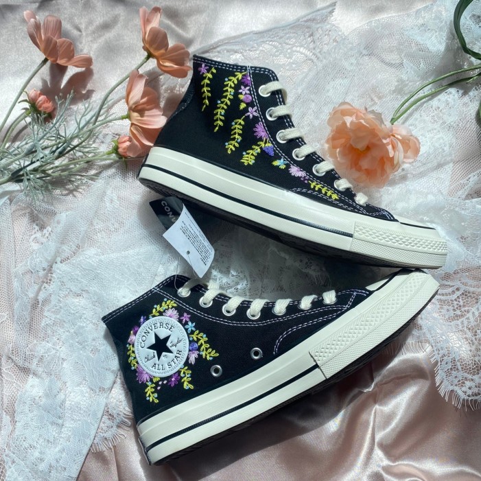 Renkli Çiçek Desenli Özel Nakışlı Siyah Sneaker Renkli Çiçek Desenli Özel Nakışlı Siyah Sneaker