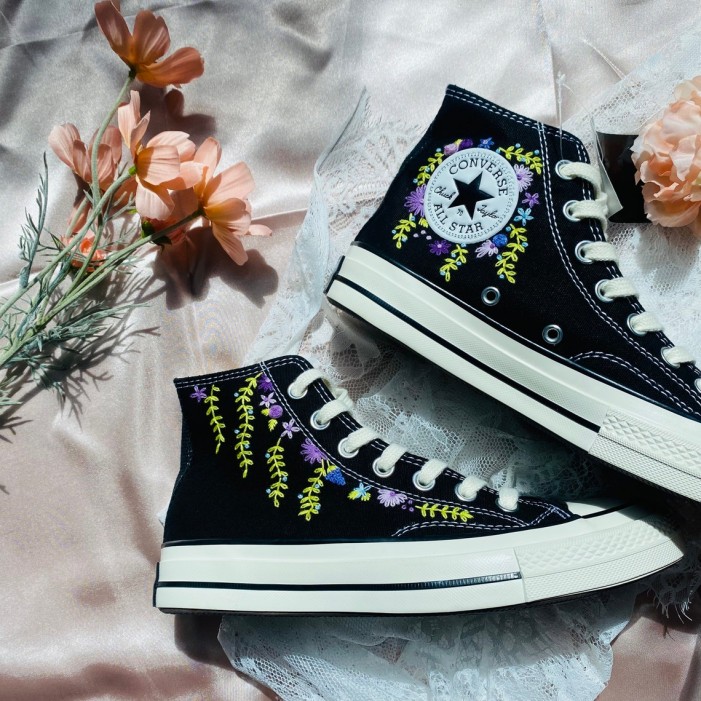 Renkli Çiçek Desenli Özel Nakışlı Siyah Sneaker Renkli Çiçek Desenli Özel Nakışlı Siyah Sneaker