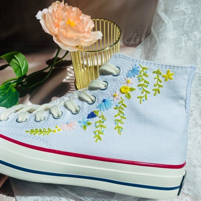 Renkli Çiçek Desenli Özel Nakışlı Beyaz Sneaker Renkli Çiçek Desenli Özel Nakışlı Beyaz Sneaker