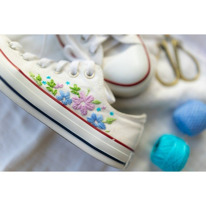 Renkli Çiçek Desenli Özel Nakışlı Beyaz Sneaker Renkli Çiçek Desenli Özel Nakışlı Beyaz Sneaker
