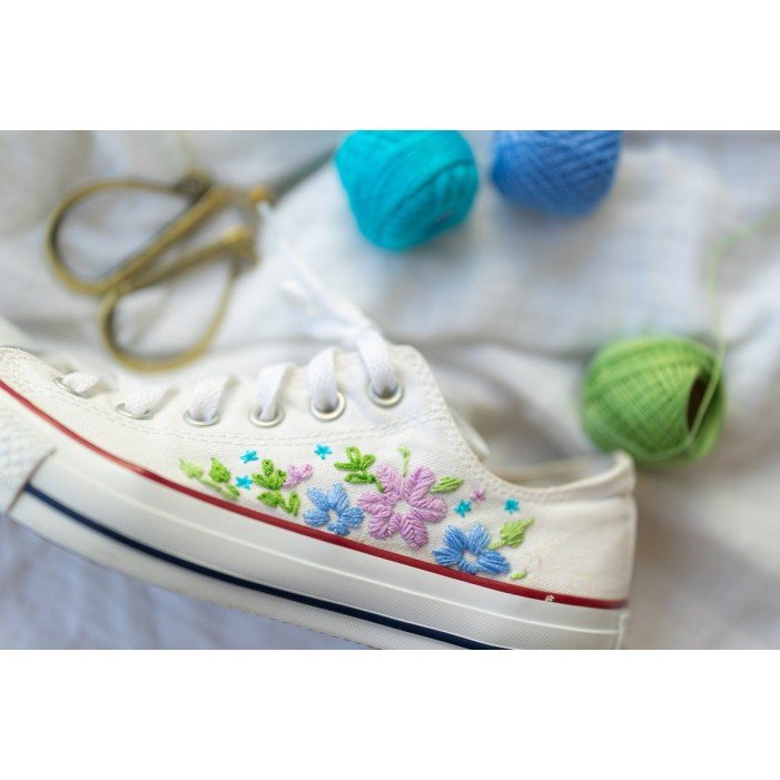 Renkli Çiçek Desenli Özel Nakışlı Beyaz Sneaker Renkli Çiçek Desenli Özel Nakışlı Beyaz Sneaker