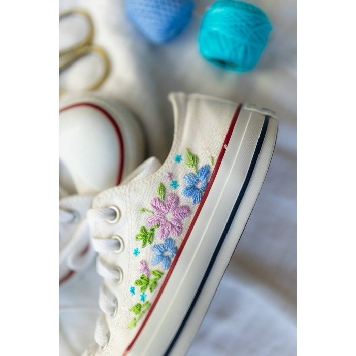 Renkli Çiçek Desenli Özel Nakışlı Beyaz Sneaker Renkli Çiçek Desenli Özel Nakışlı Beyaz Sneaker