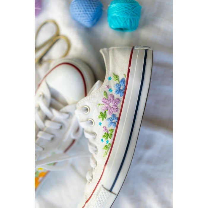Renkli Çiçek Desenli Özel Nakışlı Beyaz Sneaker Renkli Çiçek Desenli Özel Nakışlı Beyaz Sneaker