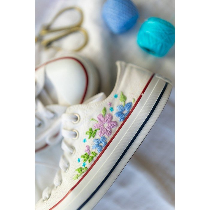 Renkli Çiçek Desenli Özel Nakışlı Beyaz Sneaker Renkli Çiçek Desenli Özel Nakışlı Beyaz Sneaker