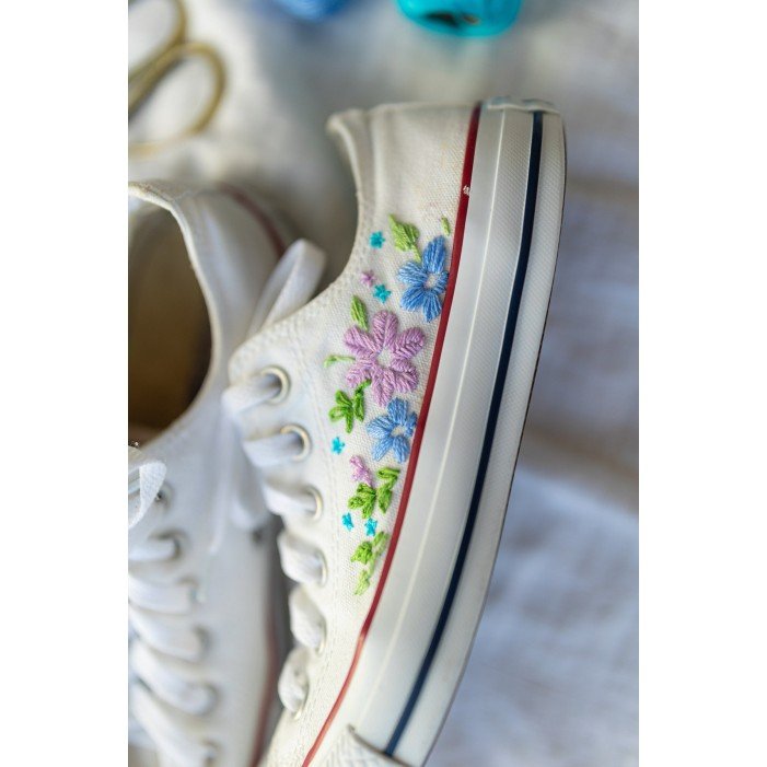 Renkli Çiçek Desenli Özel Nakışlı Beyaz Sneaker Renkli Çiçek Desenli Özel Nakışlı Beyaz Sneaker