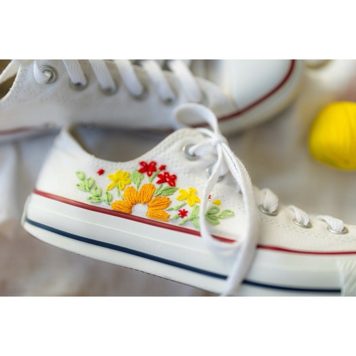 Renkli Çiçek Desenli Özel Nakışlı Beyaz Sneaker Renkli Çiçek Desenli Özel Nakışlı Beyaz Sneaker