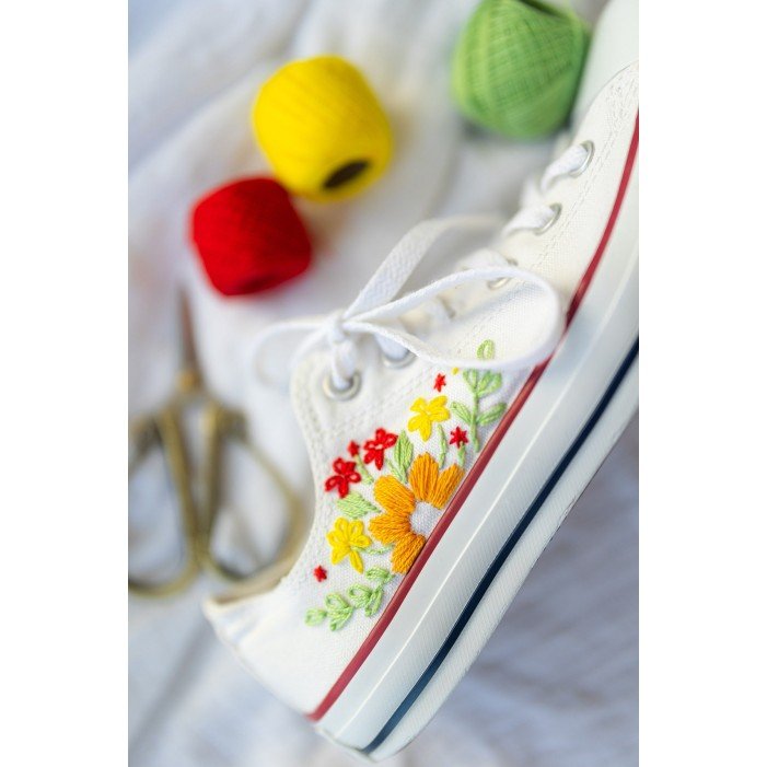 Renkli Çiçek Desenli Özel Nakışlı Beyaz Sneaker Renkli Çiçek Desenli Özel Nakışlı Beyaz Sneaker