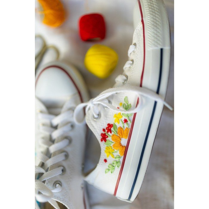 Renkli Çiçek Desenli Özel Nakışlı Beyaz Sneaker Renkli Çiçek Desenli Özel Nakışlı Beyaz Sneaker