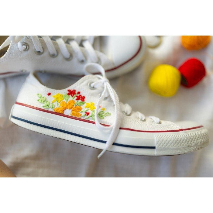Renkli Çiçek Desenli Özel Nakışlı Beyaz Sneaker Renkli Çiçek Desenli Özel Nakışlı Beyaz Sneaker