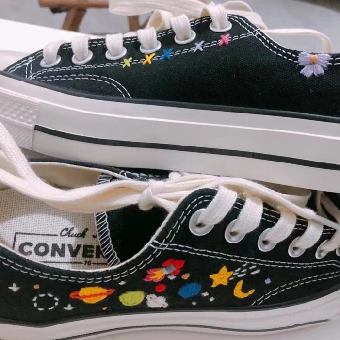 Renkli Çiçek Desenli Özel Nakışlı Siyah Sneaker Renkli Çiçek Desenli Özel Nakışlı Siyah Sneaker