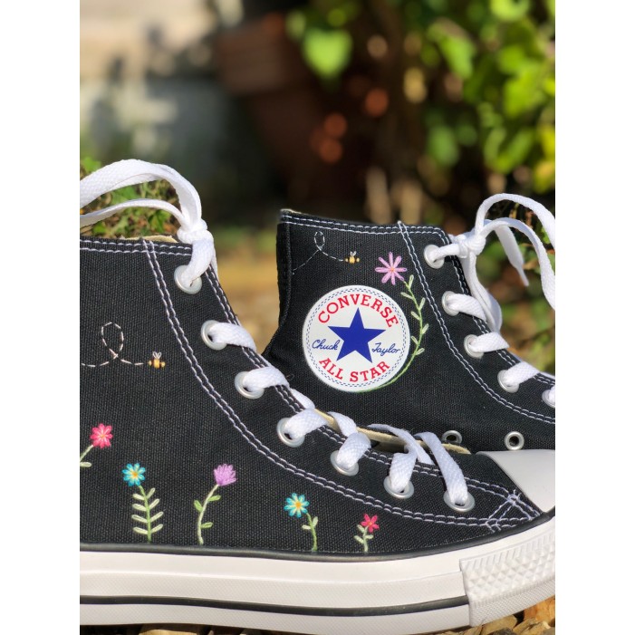 Renkli Çiçek Desenli Özel Nakışlı Siyah Sneaker Renkli Çiçek Desenli Özel Nakışlı Siyah Sneaker