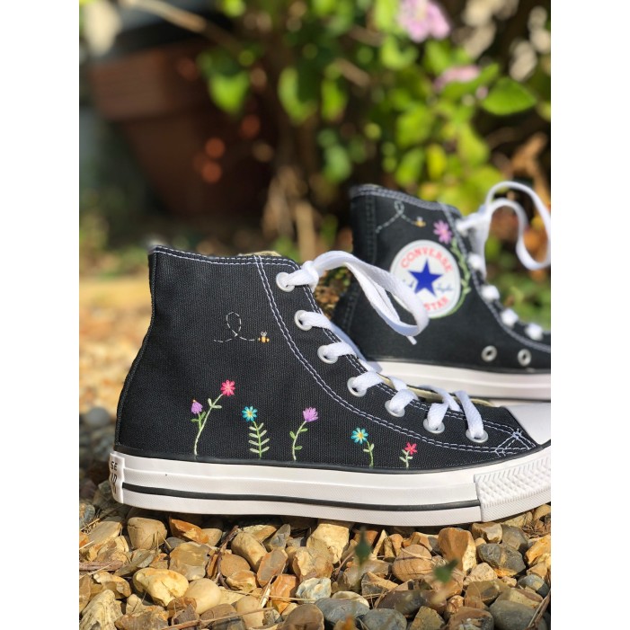 Renkli Çiçek Desenli Özel Nakışlı Siyah Sneaker Renkli Çiçek Desenli Özel Nakışlı Siyah Sneaker