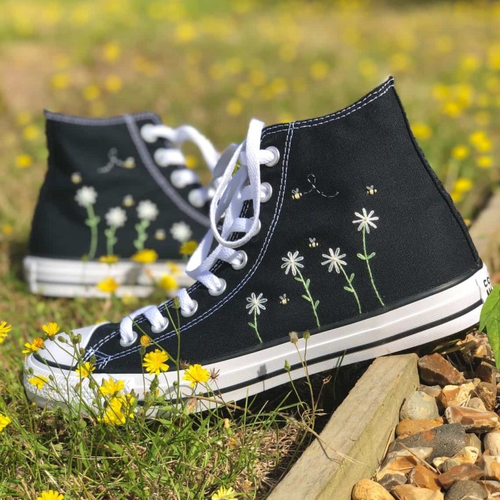 Renkli Çiçek Desenli Özel Nakışlı Siyah Sneaker Renkli Çiçek Desenli Özel Nakışlı Siyah Sneaker