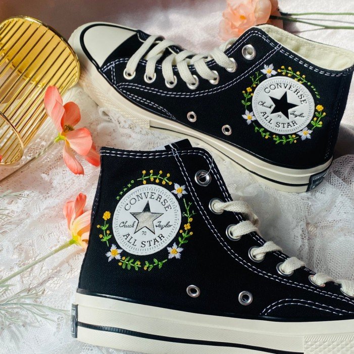 Renkli Çiçek Desenli Özel Nakışlı Siyah Sneaker Renkli Çiçek Desenli Özel Nakışlı Siyah Sneaker